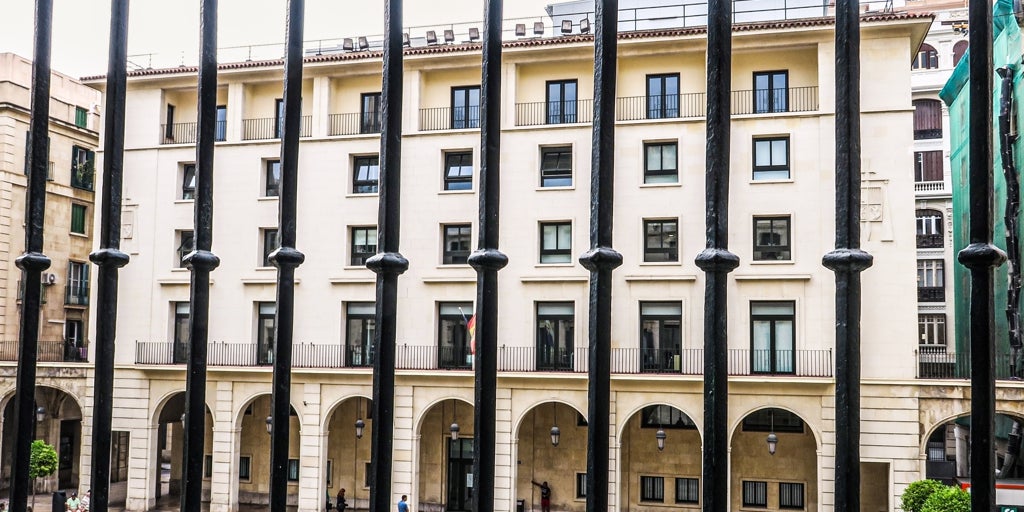 A juicio un abogado acusado de transferir 80.000 euros de una clienta a sus hijos con el concepto «aguinaldo navidad»