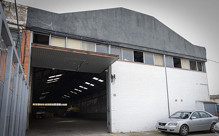Imagen principal - Arriba, la nave industrial de la calle Granada de Sant Andreu donde desapareció Diego. Los investigadores creen que allí fue donde Luis lo mató, para luego deshacerse de su cadáver. Sobre estas líneas, cartel que alerta de su desaparición.