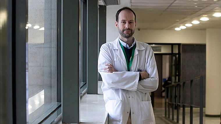 El jefe del servicio de Neurología del Reina Sofía, Fernando Acebrón