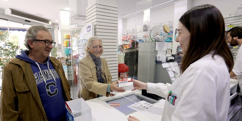 Las farmacias de Córdoba, las primeras de España en tener desfibriladores y atender ictus