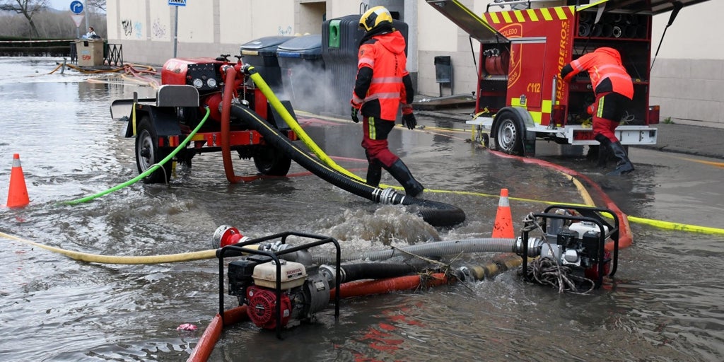 Un total de 21 motobombas trabajan a destajo en Talavera para achicar un millón de litros a la hora