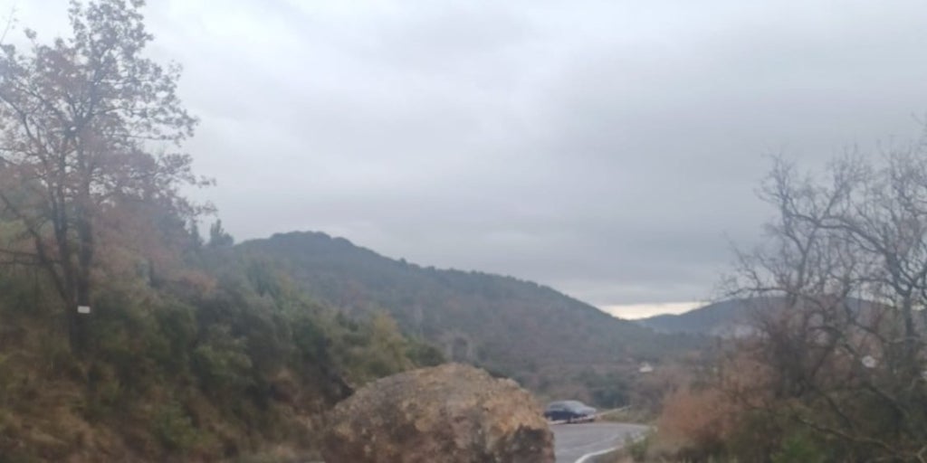 El desprendimiento de una roca de grandes dimensiones corta la carretera autonómica entre Naval y Abizanda (Huesca)