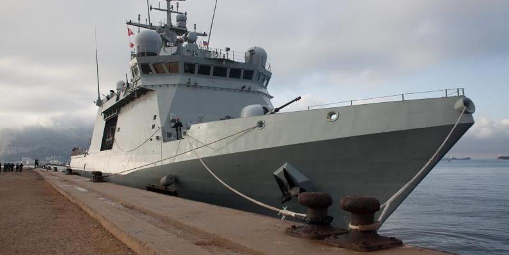 El buque español 'Audaz' intercepta a un barco ruso en el Estrecho