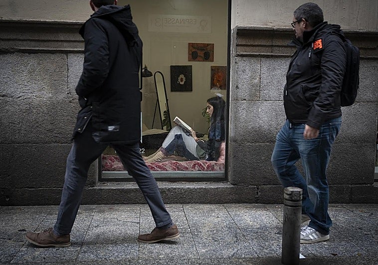 Alone and exposed in a storefront window in central Madrid for fifteen days