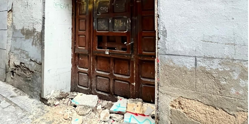 Se cae parte del dintel de la puerta de un edificio abandonado en la calle Tendillas de Toledo
