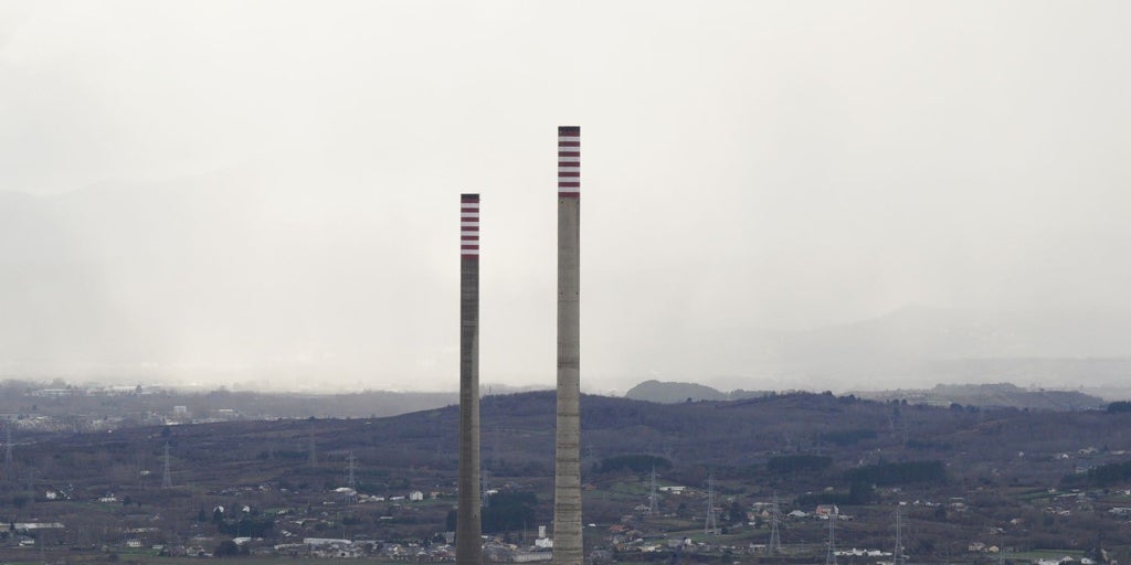 Las últimas horas de las chimeneas de Compostilla: adiós a «dos símbolos del patrimonio industrial minero» del Bierzo