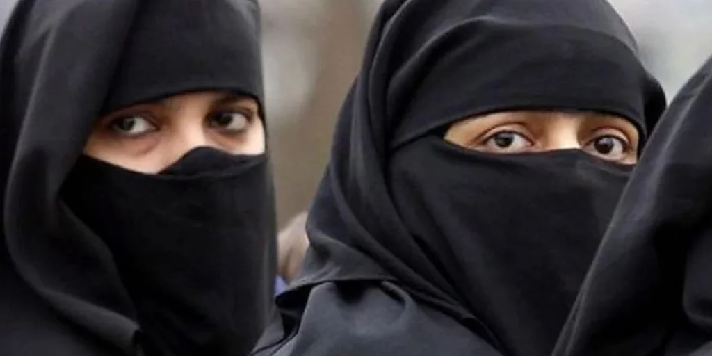 Vox pide prohibir a las mujeres musulmanas ir tapadas en Rincón de la Victoria