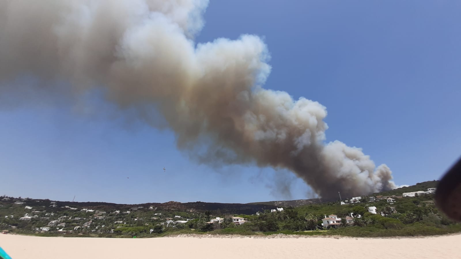 Un nuevo incendio forestal pone en jaque a Tarifa