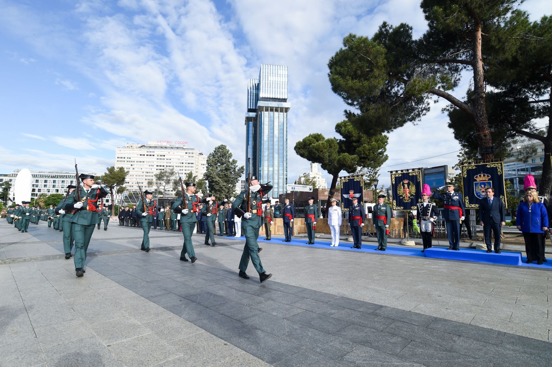 Agentes de la Guardia Civil y del Ejército durante el acto de izado solemne de bandera por la festividad de San Isidro