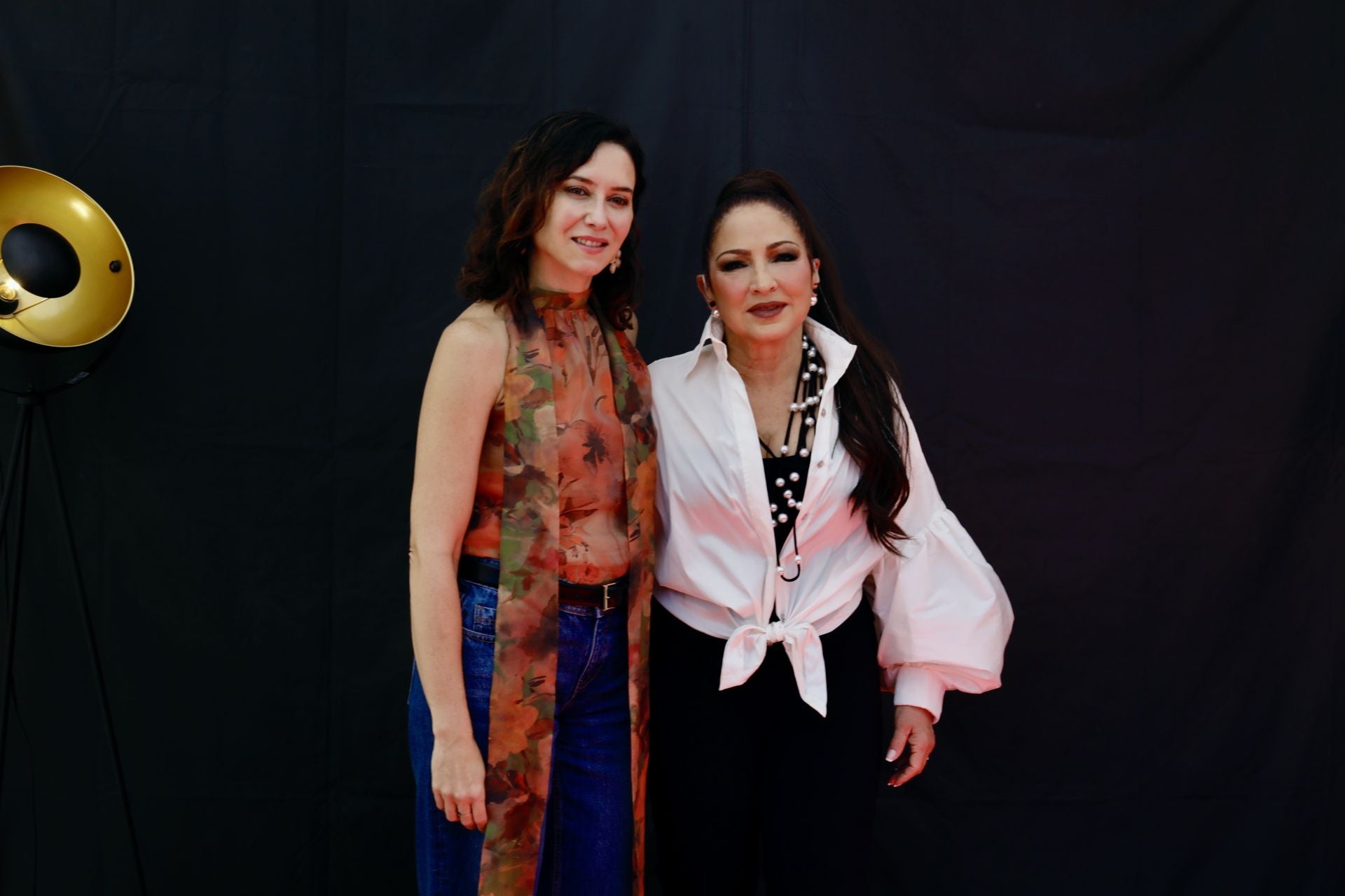 Gloria Estefan junto a la presidenta de la Comunidad de Madrid, Isabel Díaz Ayuso, antes del concierto