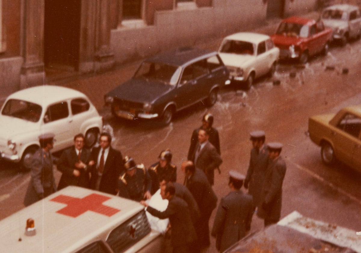 Momento en el que la Cruz Roja traslada el cuerpo de Carrero Blanco tras el atentado