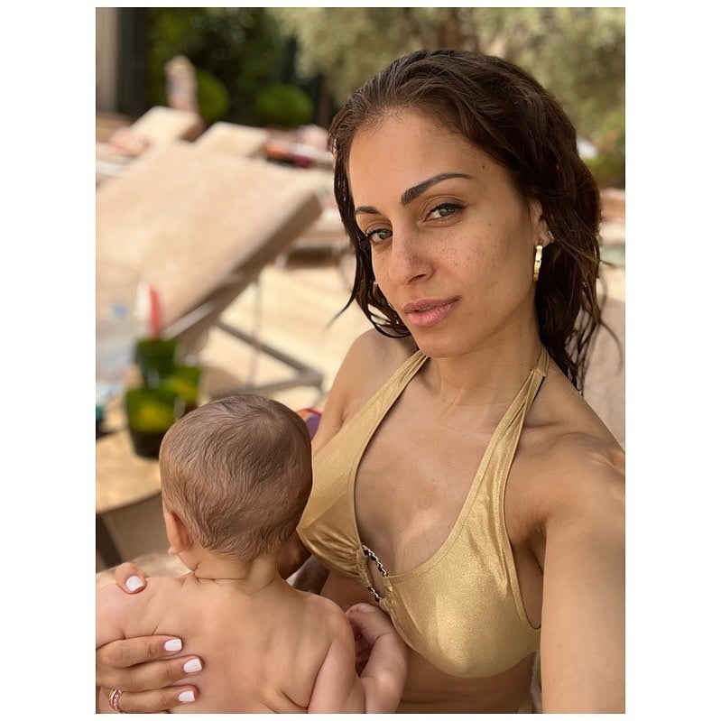 Hiba Abouk posa sin maquillaje, dejando ver sus pecas.