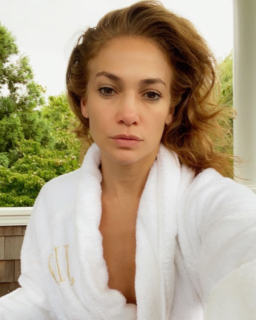 Jennifer Lopez posa así de espléndida sin maquillaje, con los  ojos  ligeramente hinchados.
