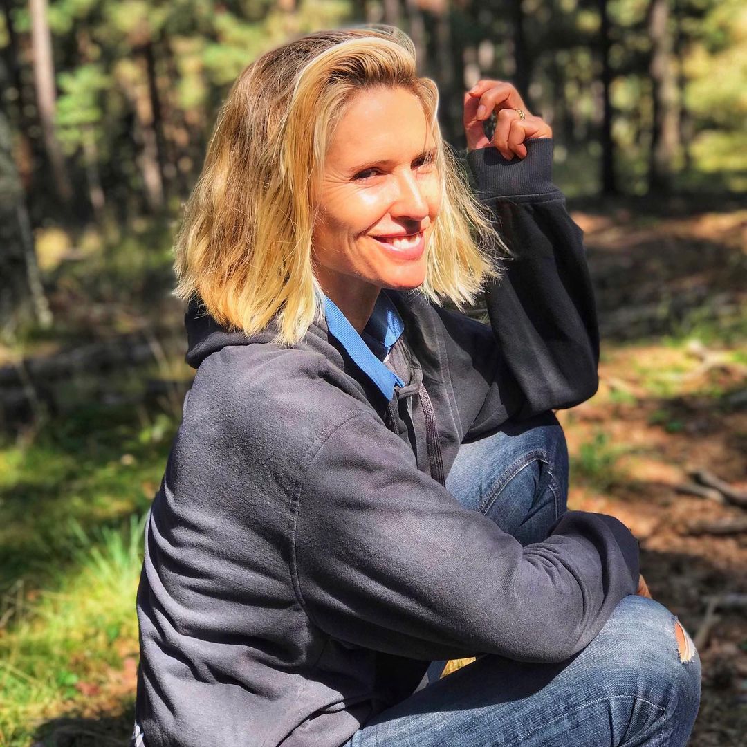 Judit Mascó comparte esta foto sin maquillaje en plena naturaleza. La modelo luce un cutis envidiable a sus 52 años.