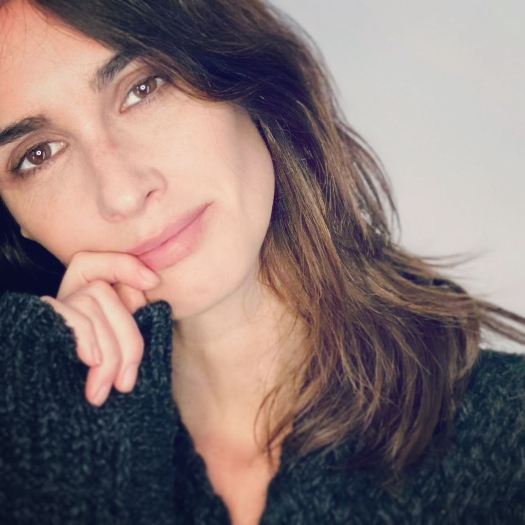 Paz Vega es otra de las celebrities que posa sin maquillaje, uniéndose a la tendencia de la belleza real y natural.