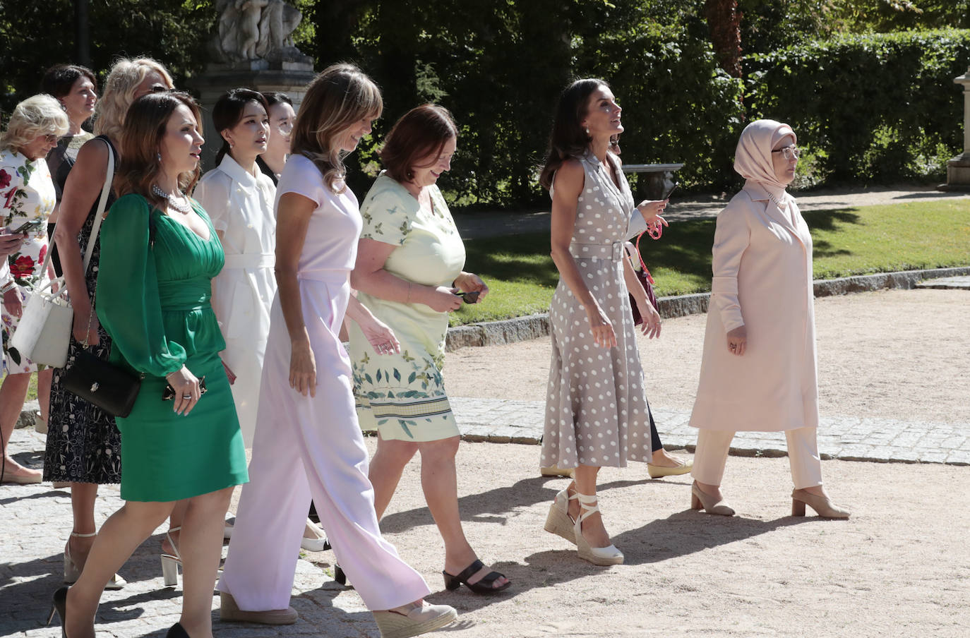 Begoña Gómez también escogió este calzado para completar su look  durante uno de los actos de la cumbre de la OTAN. La esposa de Pedro Sánchez lució un mono largo rosa empolvado con unas alpargatas de tonalidad parecida, del modelo Jara Cuña Alta Rosa Claro, de la firma riojana  Alhamas. Actualmente se pueden encontrar en la web de la marca por 68,31€.