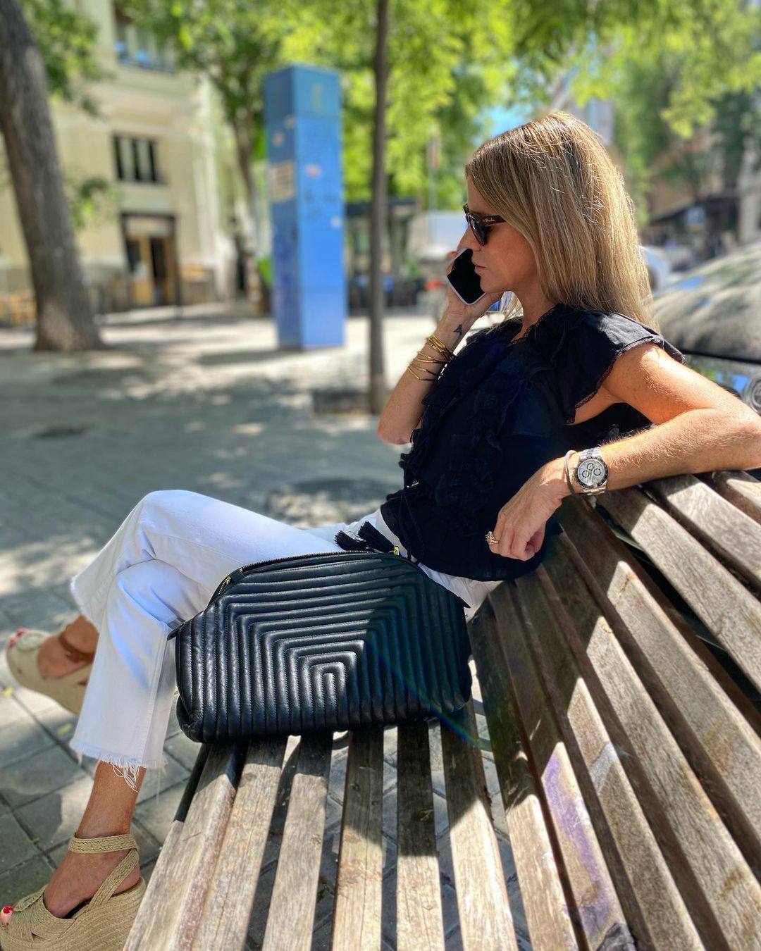 Amelia Bono también ha demostrado ser una de las grandes aficionadas a las alpargatas en todas sus versiones. En esta ocasión, combina su 'outfit' de pantalón vaquero y camiseta, con unas originales alpargatas de cuña alta. 