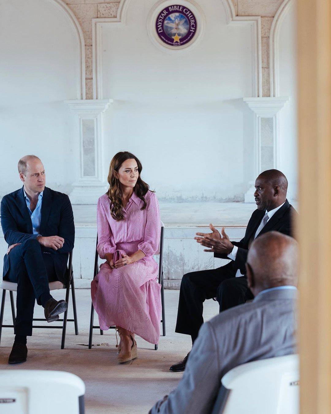 Las alpargatas también traspasan fronteras, y Kate Middleton es una de las personalidades que ya ha repetido calzado en más de una ocasión. En su visita a Bahamas en marzo de 2022, lució unas alpargatas de Castañer del modelo Carina en color tostado, con suela de yute natural y cordones finos atados al tobillo.