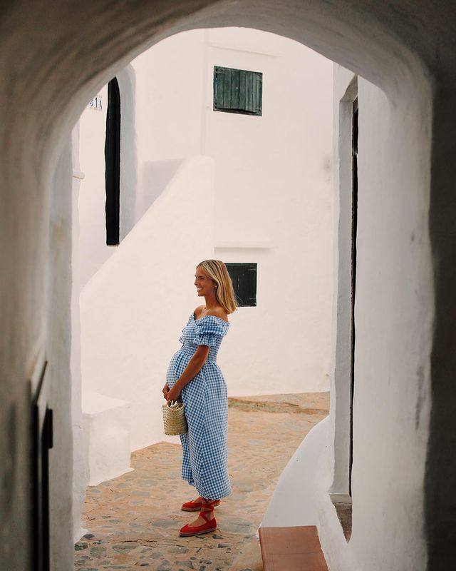 La 'influencer' Lucía Bárcena también suele llevar alpargatas de forma habitual. En esta ocasión se trata de un modelo rojo y plano de la marca Pitusas: El Ballet Red, que se puede comprar en la web por 72€. Su peculiaridad es que simulan unas bailarinas con un diseño redondo y tiras atadas al tobillo.