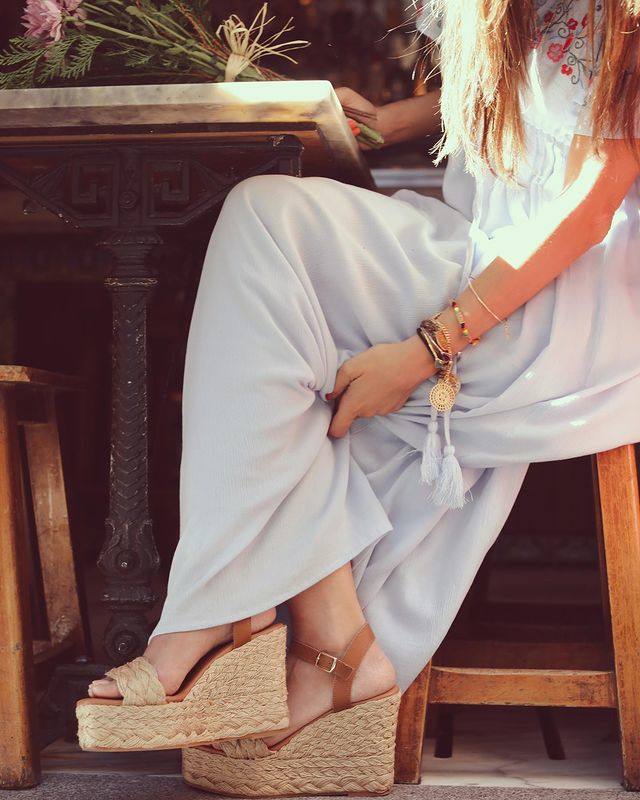 Sara Carbonero es otra de las 'celebrities' que se suma a los estilismos veraniegos con alpargatas. En esta ocasión la periodista eligió el modelo Cuña Alta Levante de la marca Popa, en color marrón, para combinar con un vestido largo blanco de estilo ibicenco.