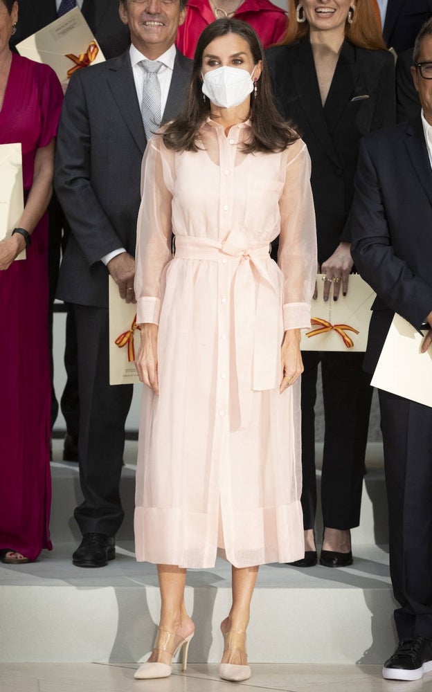 La Reina Letizia con mascarilla en su segundo acto oficial tras pasar el coronavirus.