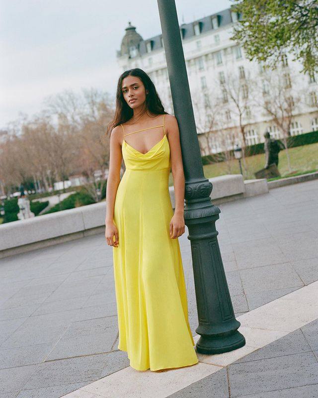 Mango es también una de las marcas en las que más se confía a la hora de elegir estilismo para un evento. Este vestido largo de color amarillo pastel es ideal para cualquier ocasión festiva o ceremonia. Presenta un diseño 'evasé' en tejido fluido y detalle en el pecho, que cae drapeado a partir de unos tirantes finos. Antes 79,99€ y ahora se puede conseguir en la web por 49,99€.