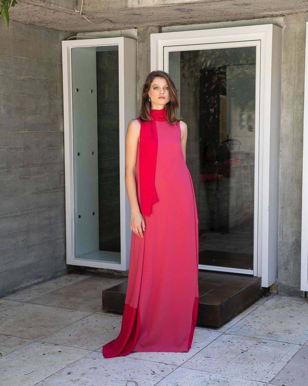 Redondo Brand es otra de las firmas más recurrentes de las famosas para sus actos especiales. Este modelo Franca que se puede comprar en la web de la marca por 139€, ha rebajado su precio 100€ (antes 239€). Y es perfecto para invitadas que quieran lucir un look sobrio y sofisticado. Está diseñado en dos tonos rosas y con un tejido que cae permitiendo fluidez a partir del cuello de estilo 'halter'. 