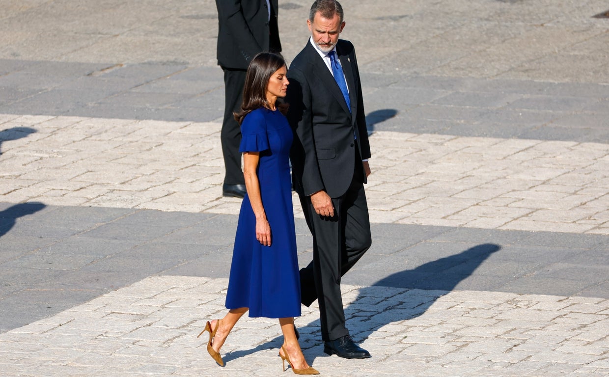 Don Felipe y doña Letizia durante el acto homenaje a las víctimas de la pandemia