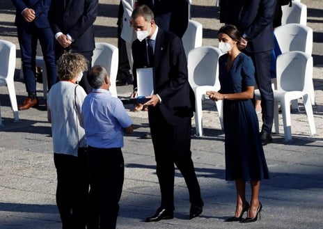 Imagen secundaria 1 - Doña Letizia con vestidos en color azul en los distintos actos de homenaje a las víctimas de la pandemia en 2022, 2021 y 2020