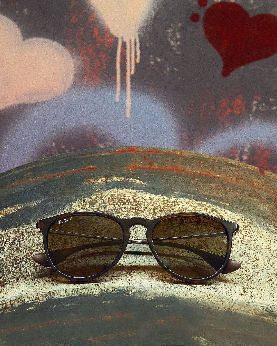 Si hay una firma que destaque entre las marcas de gafas a lo largo del tiempo es Ray-Ban.  Su modelo Erika RB4171 actualiza sus clásicos y además permite personalizarlo a gusto de cada uno para llevarlas con un estilo propio. Su forma redonda y 'oversize' da una protección total contra los rayos ultravioleta.   