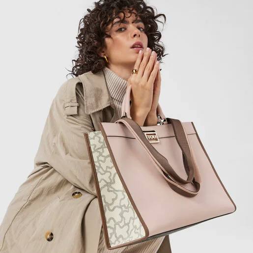 Este Shopping grande beige Kaos Legacy, con el icónico estampado Kaos y el logo de la propia marca, Tous, puede obtenerse por 161€ en la web de la firma. (previamente 269€)