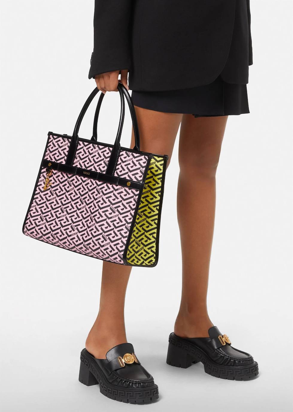 La firma Versace ofrece en rebajas este bolso Tote La Greca Signature, un bolso shopper rectangular con estampado en honor a la esencia de la marca. Actualmente a 875€ (de 1250€)