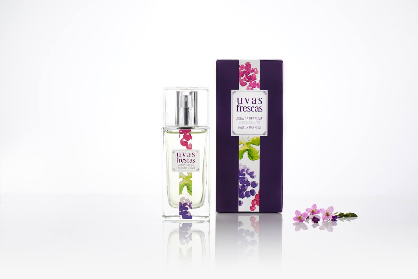 Agua de Perfume Flores Uva de Uvas Frescas (24 €, 50 ml). Elaborada a partir de la esencia de la vid, esta fragancia, de la firma española de cosmética vegana y ecológica Uvas Frescas, es refrescante y delicada. Junto a la flor de la uva, incluye alegres gotas de pomelo, peonía y bergamota. Está elaborada con alcohol de origen vegetal. En definitiva un perfume fresco, pero duradero, perfecto para este verano.