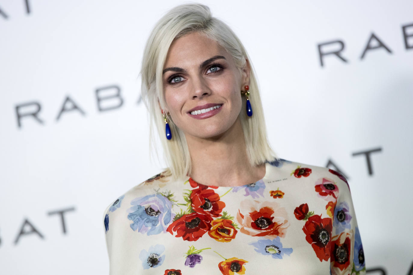 Unos meses antes Amaia Salamanca optaba por el rubio nórdico, casi blanco, en una media melena con flequillo largo, muy favorecedora. La actriz también ha lucido el rubio ceniza y el rubio dorado, demostrando que se atreve con todo tipo de colores. La clave, para que el pelo no sufra, es cuidarlo mucho, usando un champú para  pelo teñido , mascarilla todas las semanas y acudiendo a la peluquería de forma frecuente para mantener el tono.