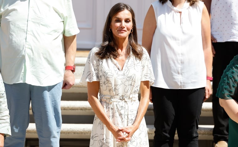 Imagen principal - Doña Letizia con vestido de Hugo Boss (399€) y alpargatas de Macarena Shoes (69,90€)