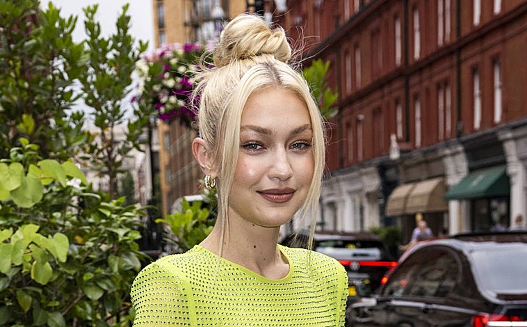 Imagen principal - Una selección de iluminadores para lucir un rostro luminoso como Gigi Hadid. De izquierda a derecha: Iluminador Pat McGrath Labs X Bridgerton Skin tono Xtreme Gold (64,99 €, solo en Sephora); Iluminador dorado suave Dandelion twinkle de Benefit (36 €); Iluminador líquido formato cushion Festival Glow Golden Star de Kiko Milano (12,99 €). 