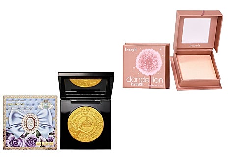Imagen secundaria 1 - Una selección de iluminadores para lucir un rostro luminoso como Gigi Hadid. De izquierda a derecha: Iluminador Pat McGrath Labs X Bridgerton Skin tono Xtreme Gold (64,99 €, solo en Sephora); Iluminador dorado suave Dandelion twinkle de Benefit (36 €); Iluminador líquido formato cushion Festival Glow Golden Star de Kiko Milano (12,99 €). 