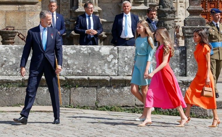 Imagen principal - La Familia Real al completo a su llegada a la Plaza del Obradoiro