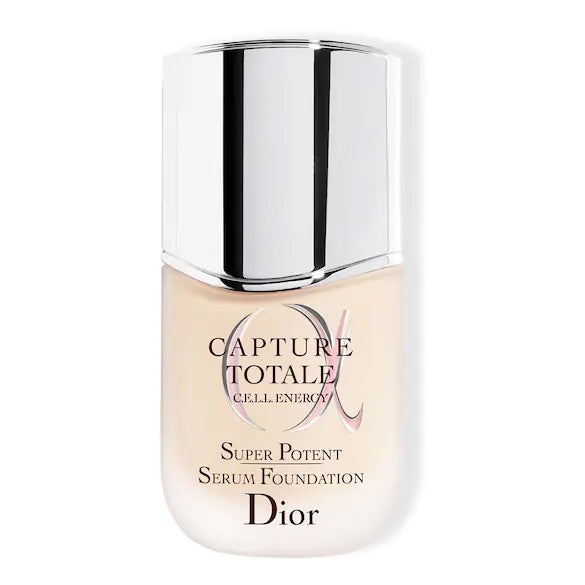 Fondo de maquillaje en sérum Capture Totale Super Potent Foundation de Dior (84 €). Corrige firmeza, arrugas, manchas y luminosidad, aportando hidratación a la piel durante todo el día. Su textura fundente y luminosa deja la piel flexible y radiante.