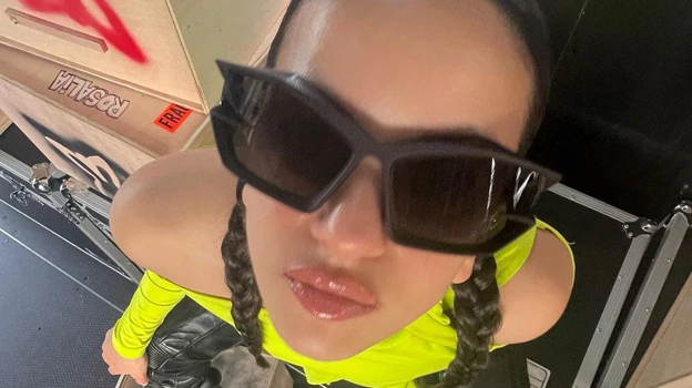 Rosalía con gafas de sol de Givenchy.