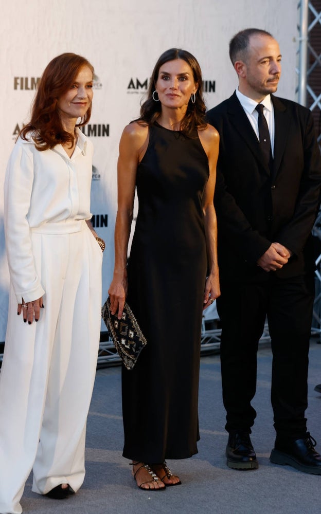 Doña Letizia en la clausura del Atlántida Mallorca Film Fest con la actriz Isabelle Hubert y el director del certamen.