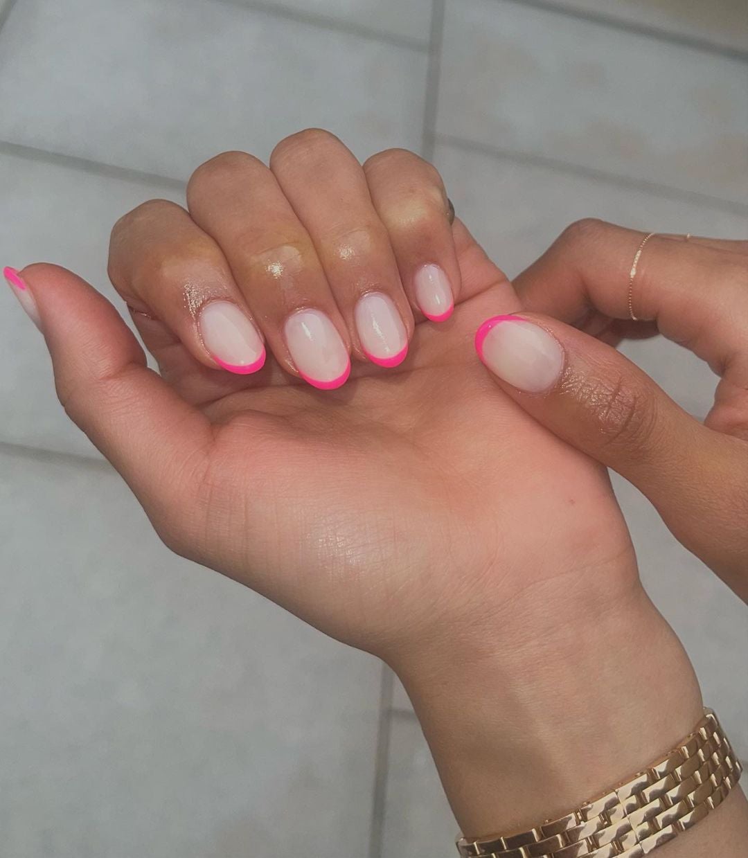 Manicura francesa en rosa flúor. Los tonos flúor quedan muy bien en verano para realzar el bronceado y también se pueden llevar en la manicura francesa.