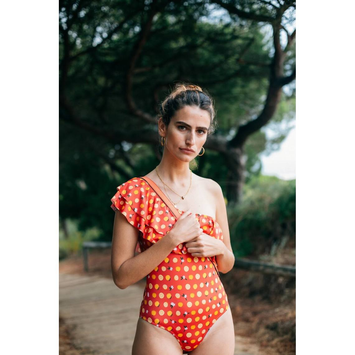 Las ediciones limitadas y más exclusivas llegan de la mano de Ocoly. El modelo Pomelos Rosa  está realizado con lycra elástica ideal para el baño y presenta un estampado muy característico de pomelos con un volante recorriendo el pecho hasta el hombro. 54,95€