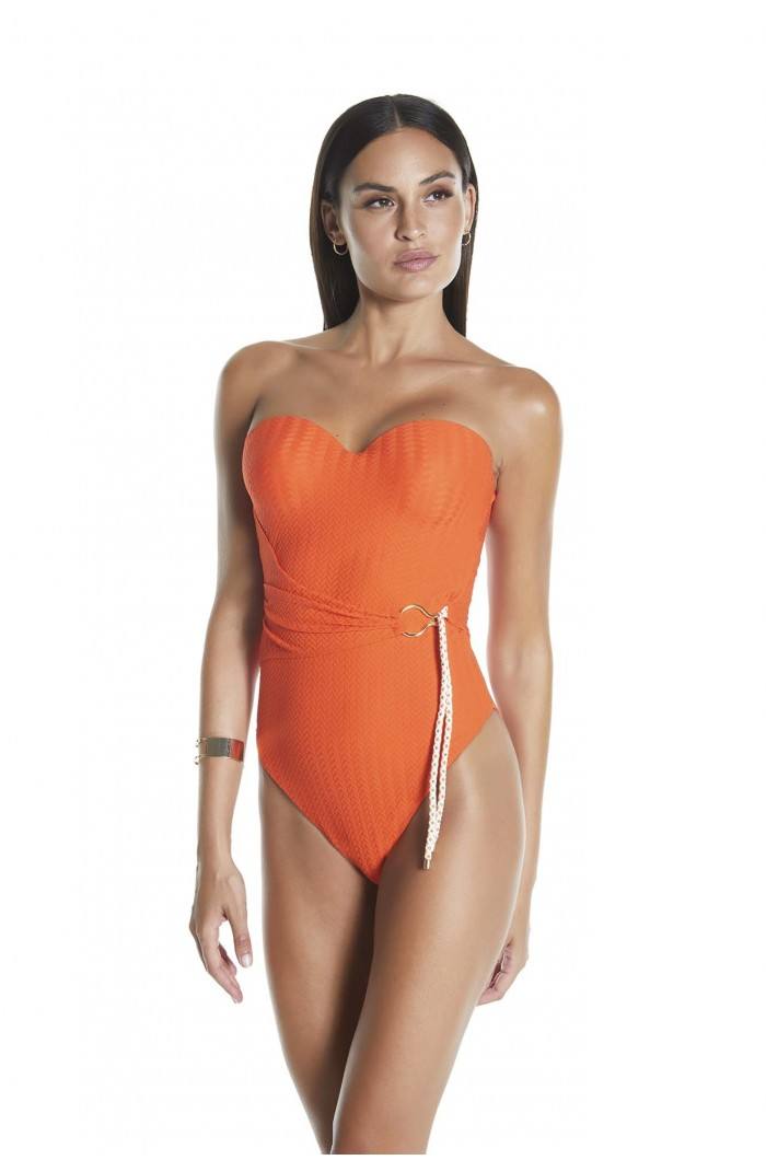 Bañador de estilo 'bandeau' en naranja de la tradicional marca de ropa de baño Selmark. Cuenta con copa interior y aro, y se le pueden incorporar tirantes. Corresponde a un diseño atemporal que, junto al detalle enlazado en la cintura supone una opción muy juvenil.  Cuesta  55,26 €.