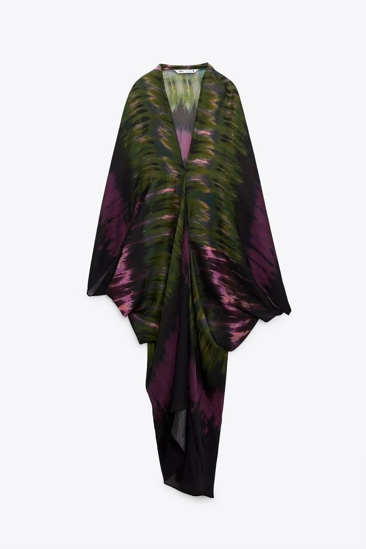 Esta modelo se encuentra en Zara a 59,95€. Es de estampado tie dye y escote en pico con manga larga y bajo asimétrico. 