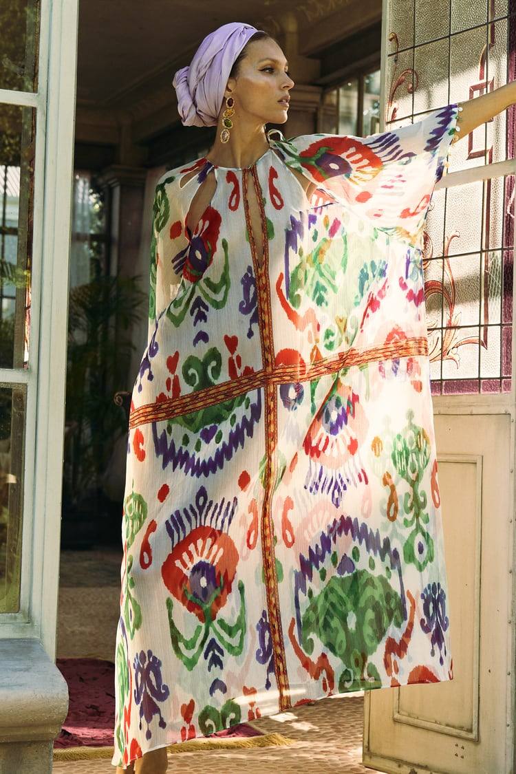 El diseño que vestía Naty Abascal es una pieza de Zara que cuesta 59,95€. Presenta  cuello redondo y escote en pico que se abrocha con un botón, además de detalles de abalorios en las mangas y un bajo asimétrico. 