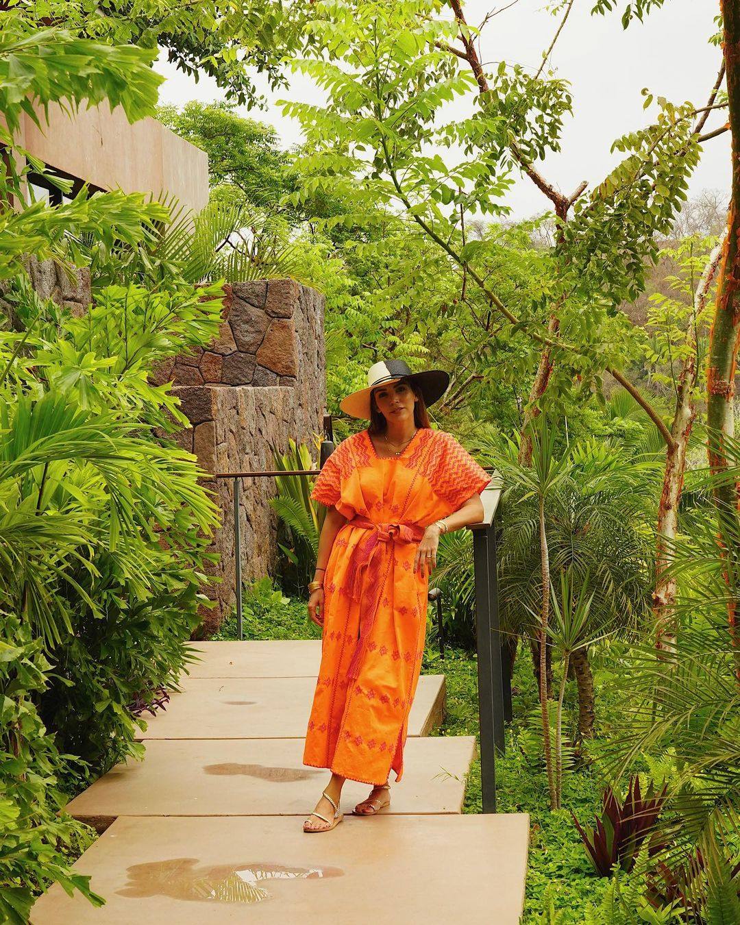 Aunque la más aficionada a Coyuchi Kaftans es la actual esposa de David Bisbal Rosanna Zanetti, que ha posado con distintos modelos de la marca en distintas ocasiones. Y en todas ellas con looks muy favorecedores como este en tonos naranjas, acompañado por un sombrero de tonos beige y negro. 