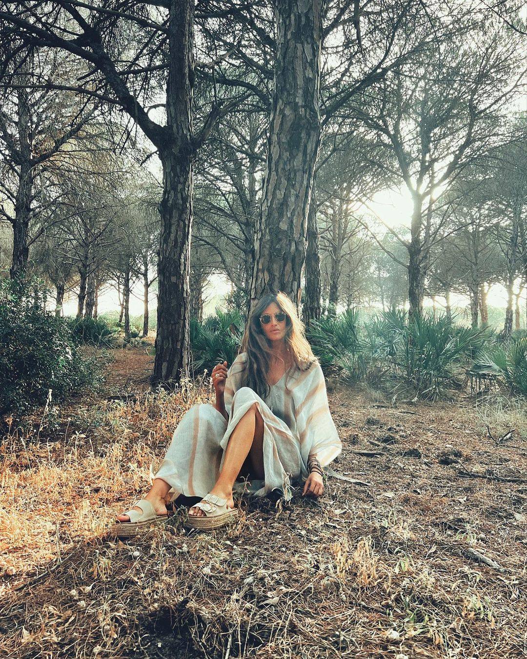 Sara Carbonero luce un caftán de rayas verticales marrones sobre un fondo azul que responde a un estilismo muy bien conseguido por la zona de Roche. El estampado destaca su altura junto al calzado de Popa que ha escogido para combinarlo. 