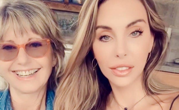 Olivia-Newton John sonriente junto a su hija Chloe Lattanzi