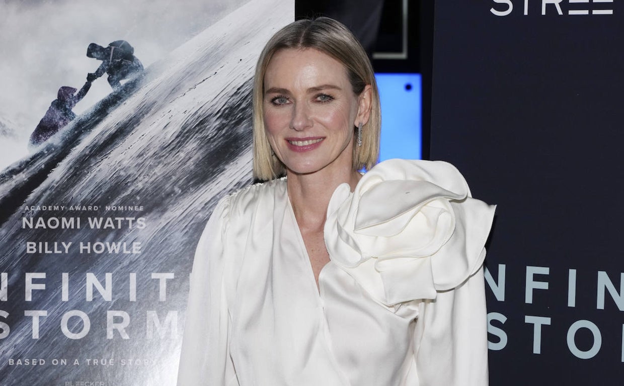 Naomi Watts recurre al gua sha, una herramienta milenaria para mejorar las arrugas y la flacidez facial.